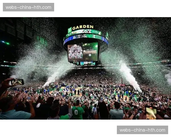 场边趣事：一位小球迷成功干扰对方球员罚球，引发主场欢呼