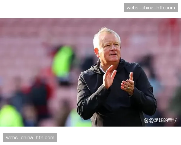 谢菲联降级后，主帅怀尔德在更衣室对球员发表讲话